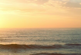 波のリズムに身をゆだねる、ふんわり優しいタッチで心も体もほどける時間
（ブレインヒールヘッドタッチ®）